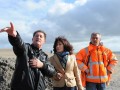 Nelis Ketting (stadsdeel Oost), stadsdeelwethouder Nevin Özütok en Menno Theunisse (Ingenieursbureau Amsterdam) beoordelen de situatie op strand Blijburg, direct na de afzetting van het strand.