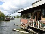 De woonboten langs de Diemerzeedijk, tussen camping Zeeburg en Steigereiland. Het stadsdeel wil ze naar de oever van de Design Strip op Steigereiland verplaatsen.