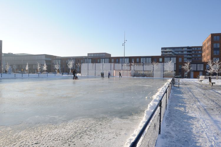 Het Cruyff Court, in februari tijdelijk omgebouwd tot ijsbaantje voor de buurt