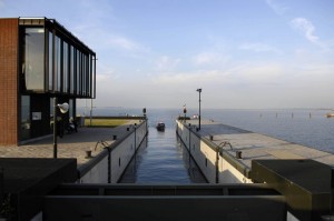 Sluishuis open, grote tent op de kade