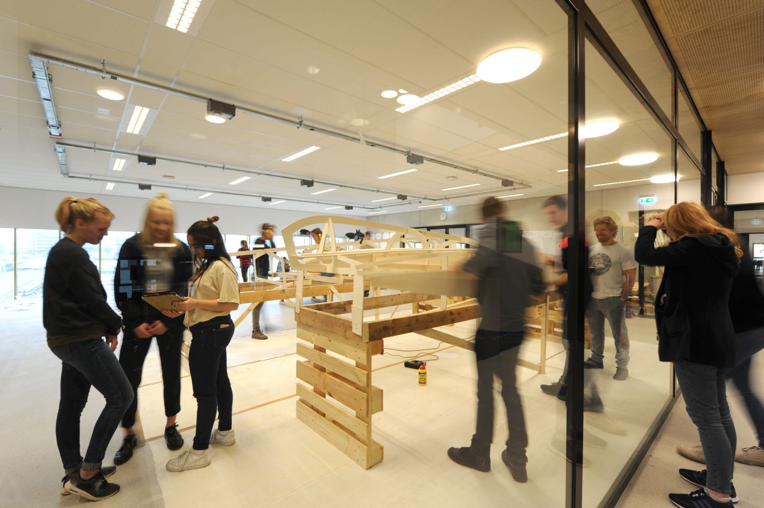 Leerlingen IJburg College 2 bouwen snelle boot op zonne-energie