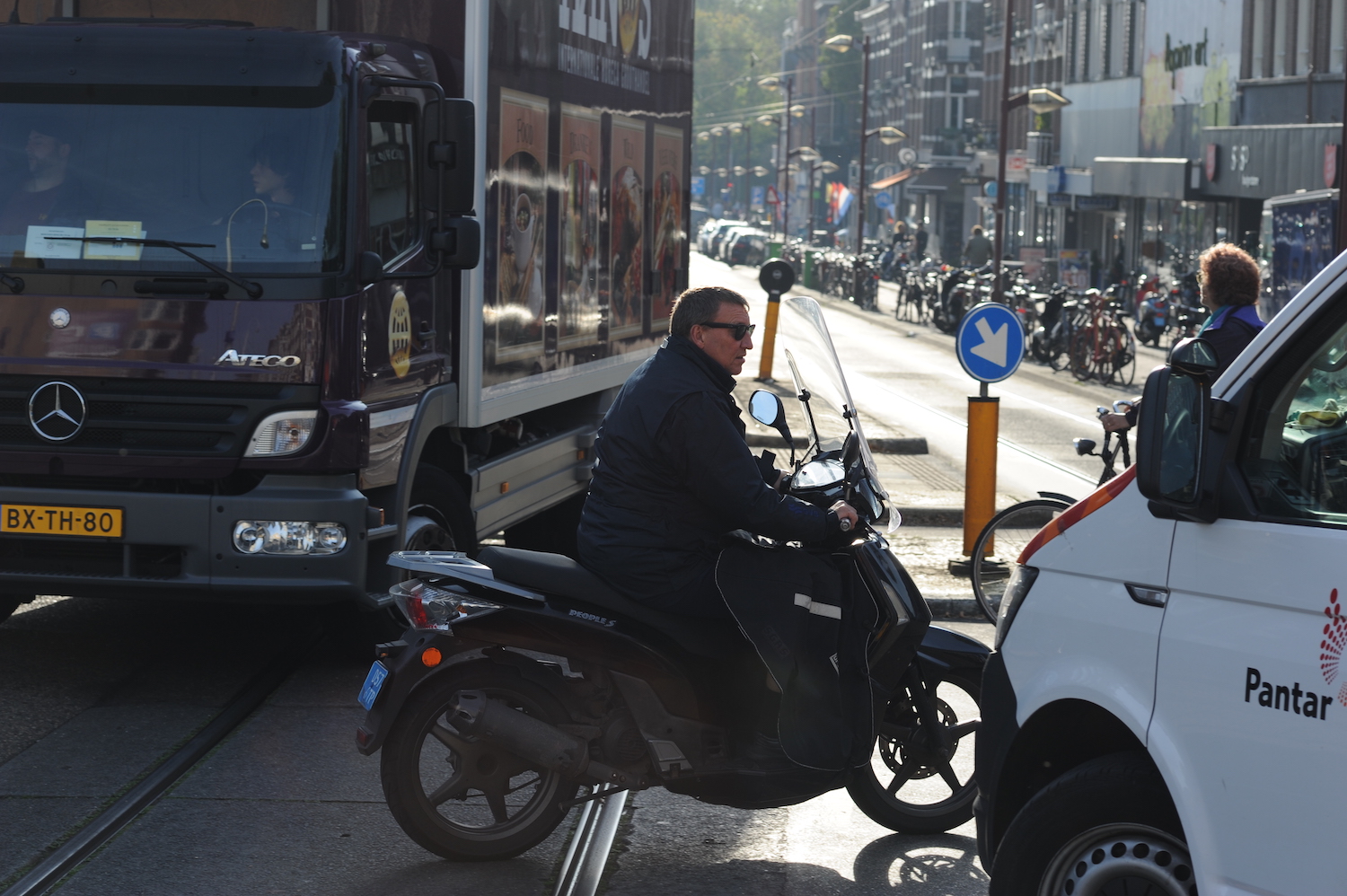 Rechtszaak Ouderen Adviesraad Amsterdam Oost vs de gemeente over snorfietsbeleid dient vandaag