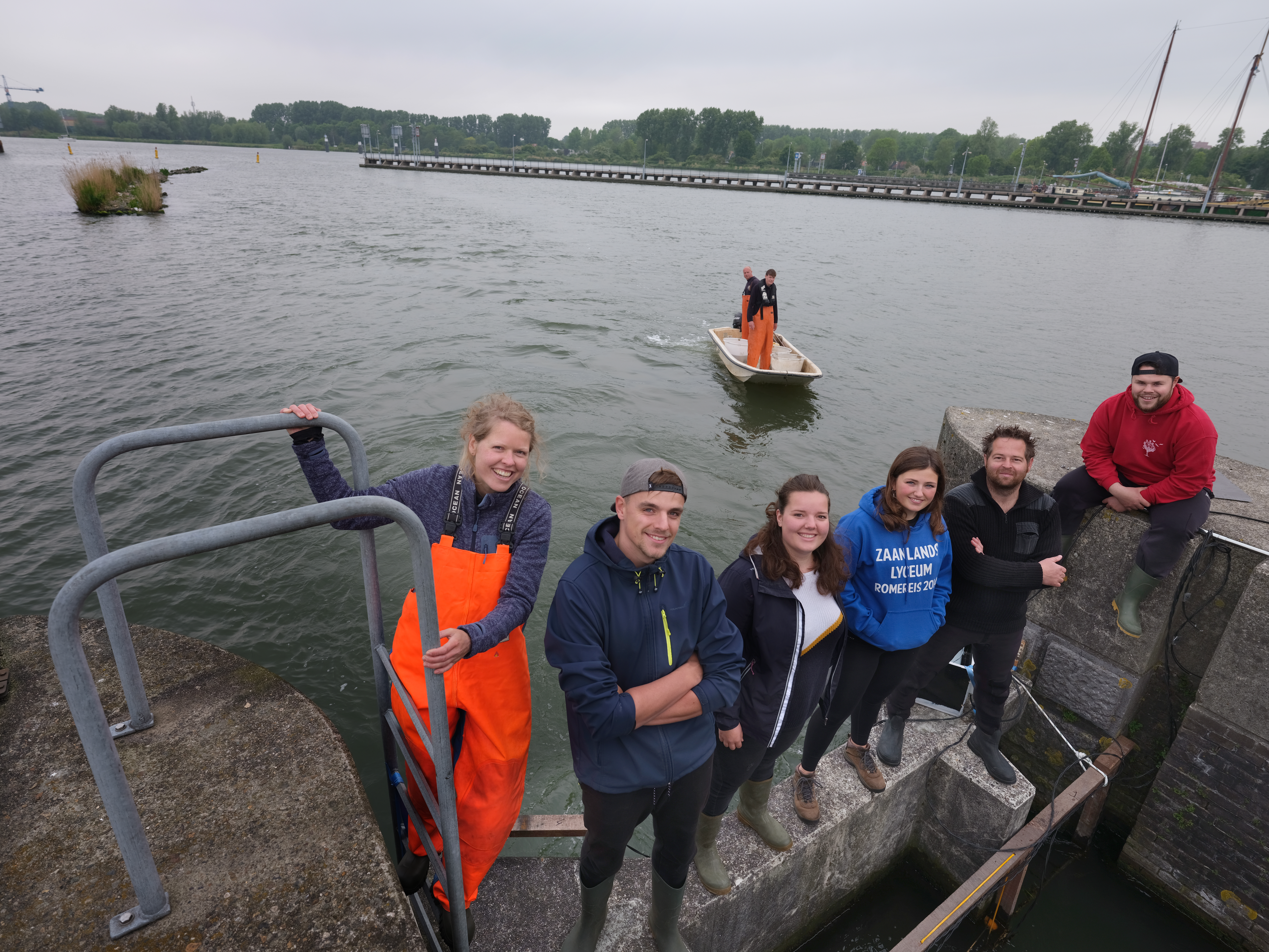 Heen-en-weer door de Oranjesluizen, duizend vissen krijgen een chip