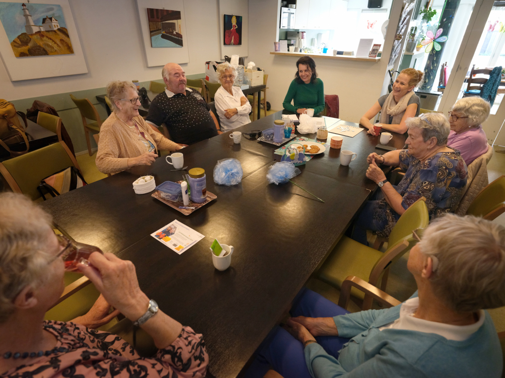 Fonkelnieuw Seniorensoos in het Hoekhuis, 'gezellig praten, informatie en XO-51