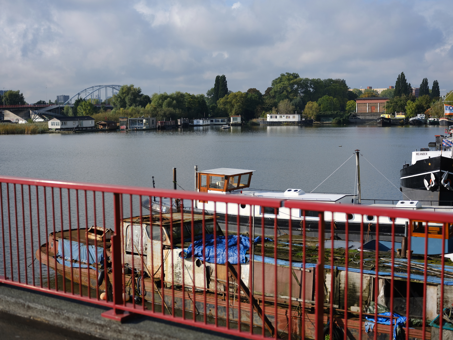 Woonboten onder Amsterdamsebrug verplaatst