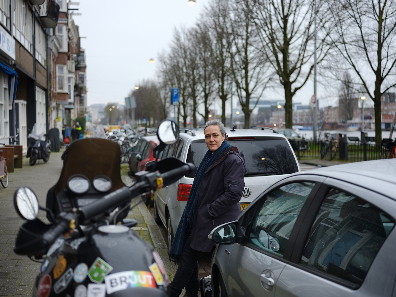 Actie ParkPlek in Weesperzijdebuurt: parkeerplekken gebruiken voor meer groen: ‘Even de gemeenteraad wakker porren’