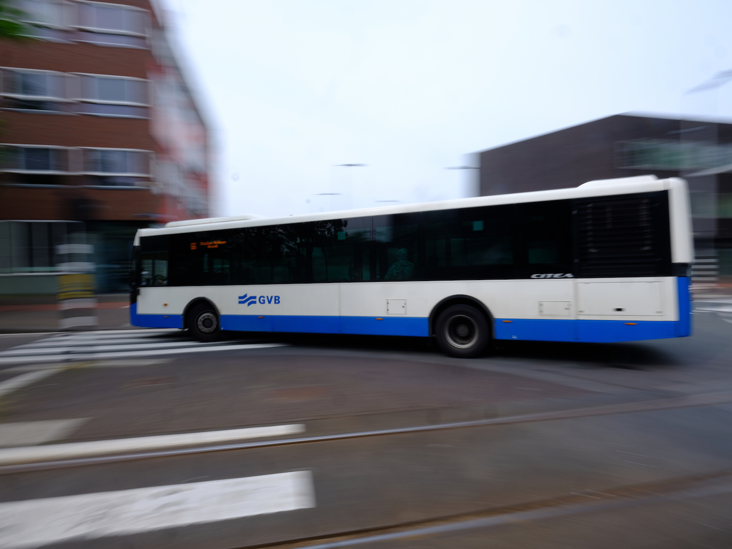 Snelbus naar stations Bijlmer-Arena en Weesp