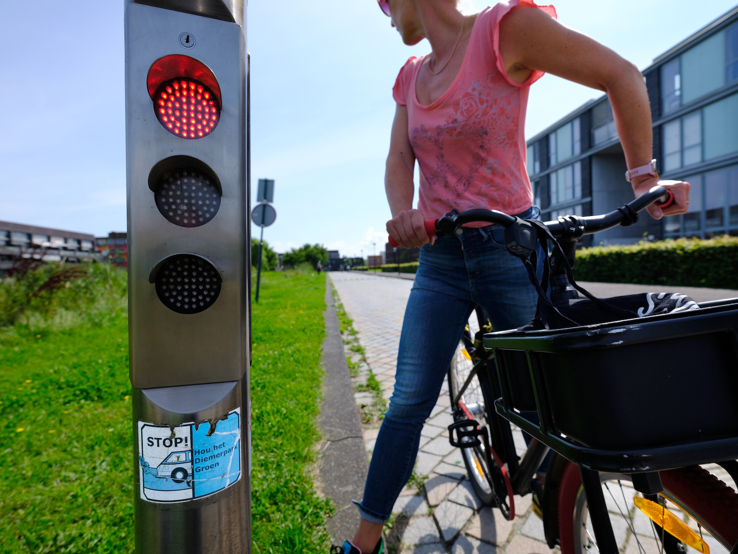 Gemeente wil parkeerterrein Sportpark IJburg – 90 plekken – verplaatsen naar doodlopende straat in woonwijk. Omwonenden: ‘Levensgevaarlijk’
