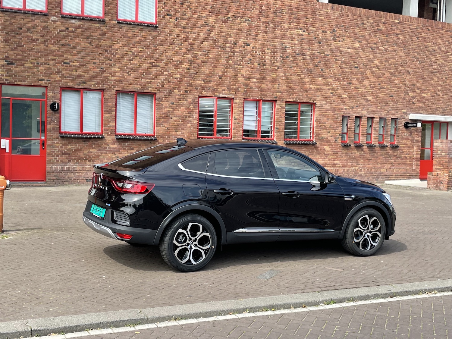 ‘Bewonderende blikken’: De Renault Arkana straalt sportiviteit en elegantie uit