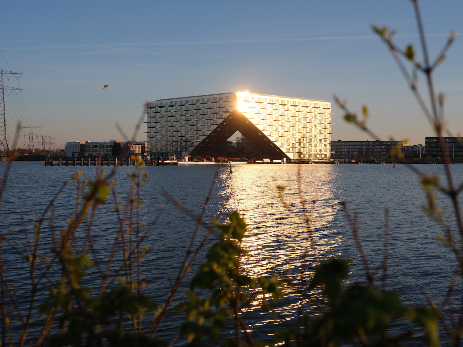 Het Sluishuis, vier sterren: ‘Bij ondergaande zon schittert het licht via de spiegelende gevel op het water’