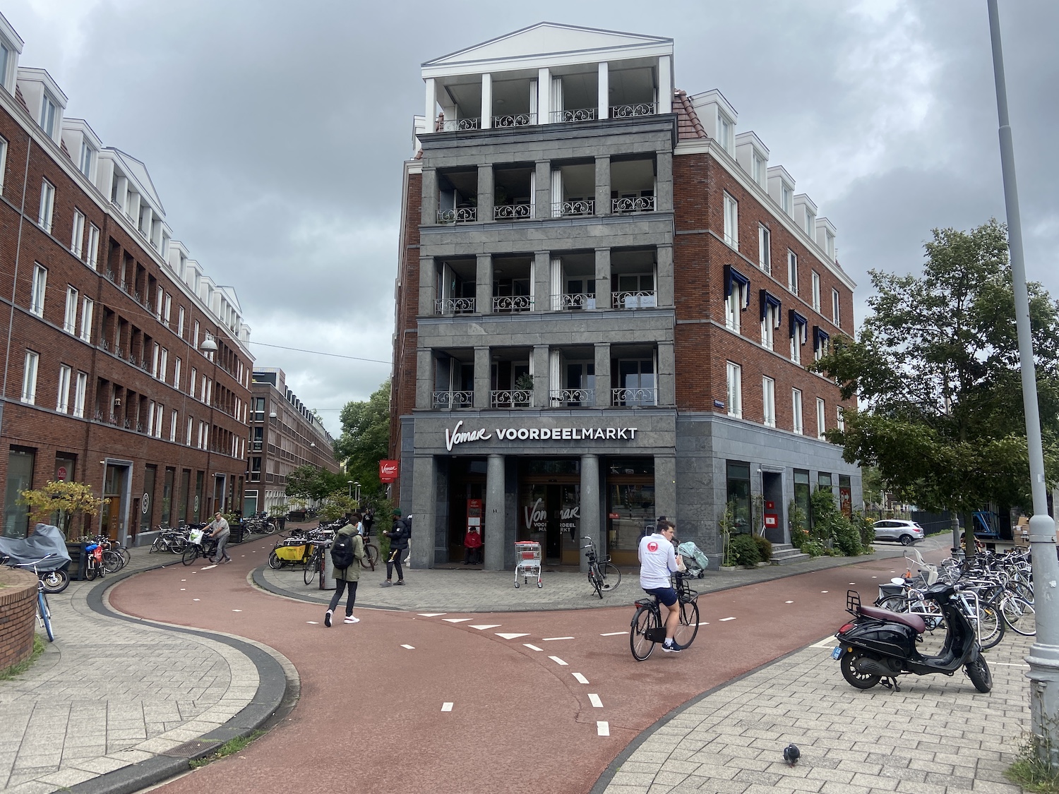 Weinig plek voor fietsen op de Cornelis Vermuydenstraat: ‘Volgende keer kom ik met de auto’