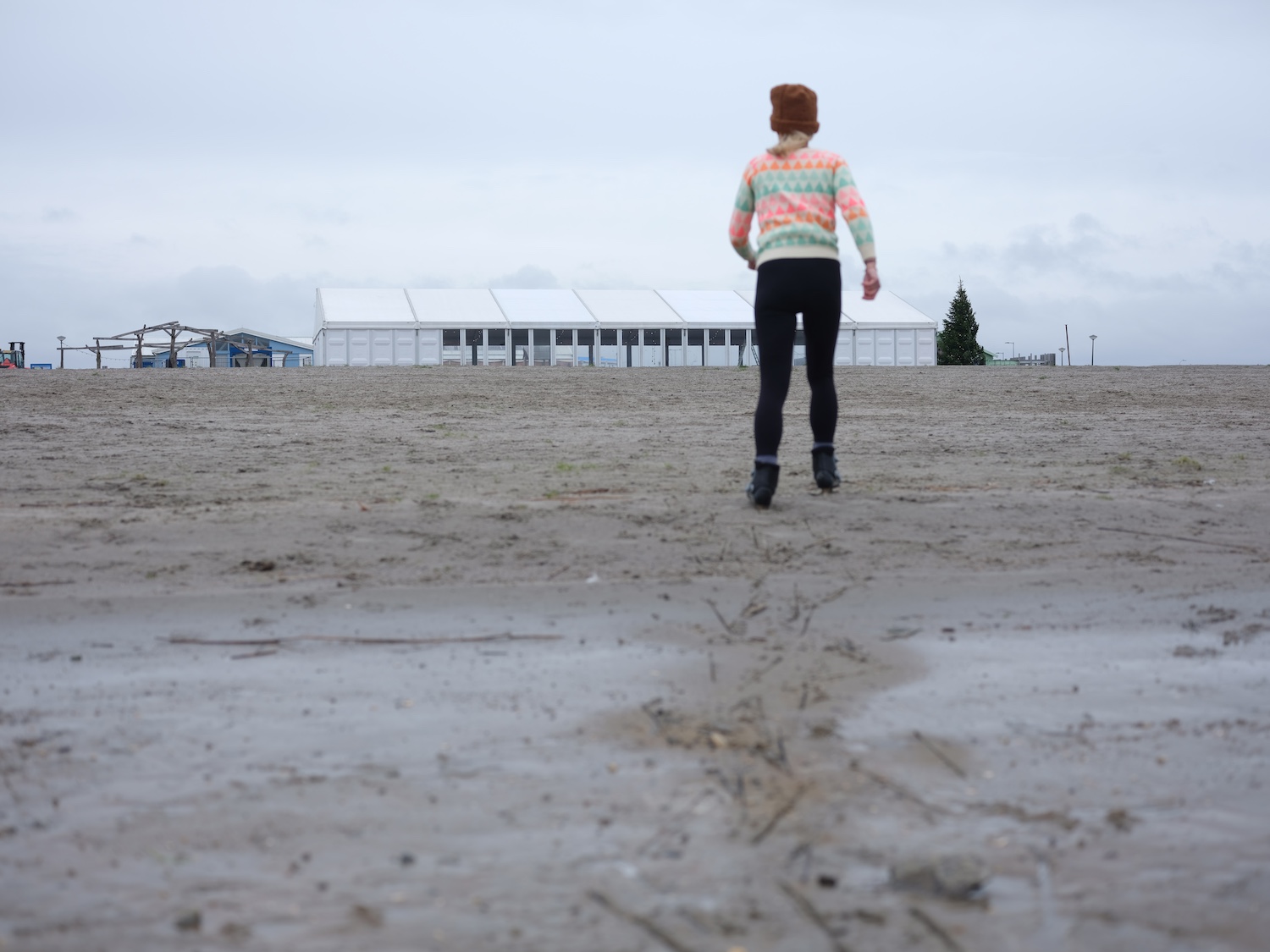 Niet erg duurzaam, wel sociaal: IJburg heeft een tijdelijke ijsbaan op het strand