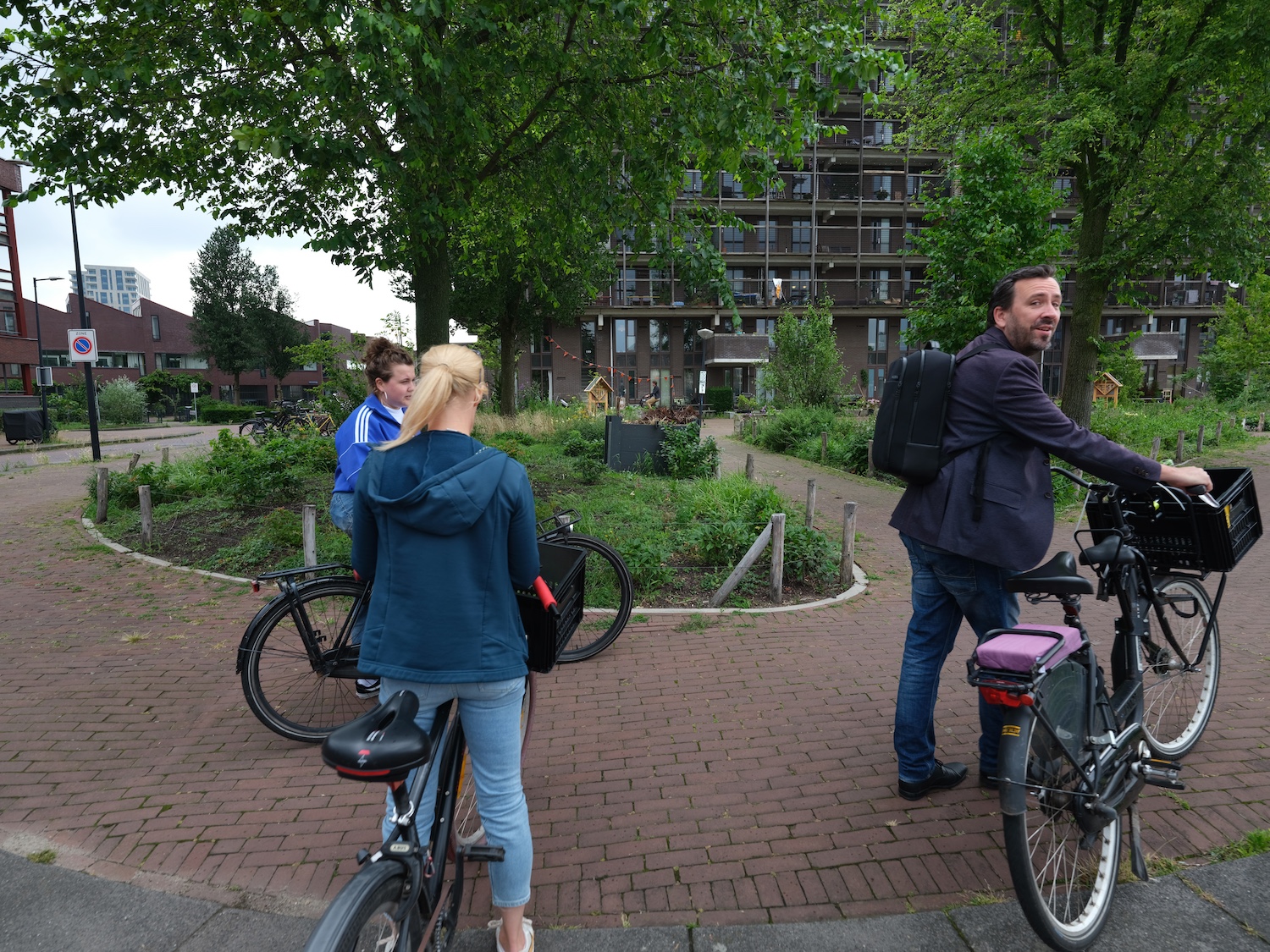 Fietstocht langs groene projecten in Oost: ‘Ik zie veel energie van bewoners die in hun buurt aan de slag willen gaan’