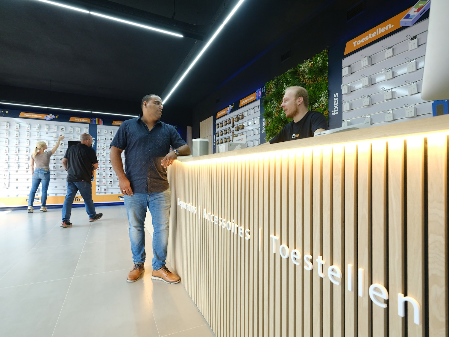 Fixers IJburglaan is vernieuwd. Nieuwe telefoons, accessoires en reparaties