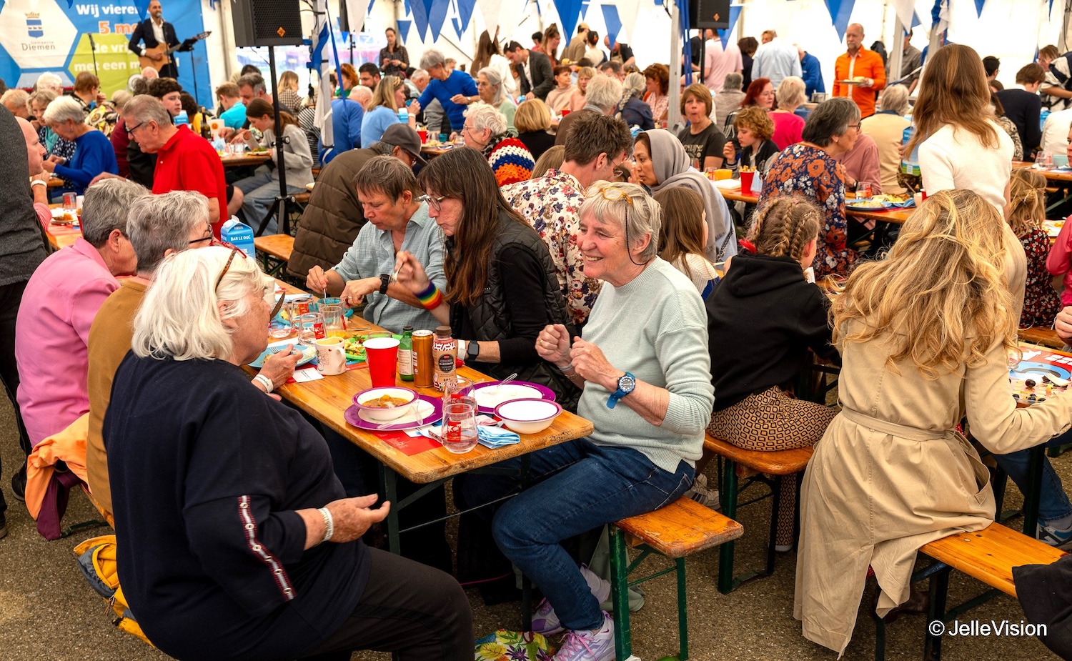 Vrijheidsmaaltijd Diemen brengt inwoners samen