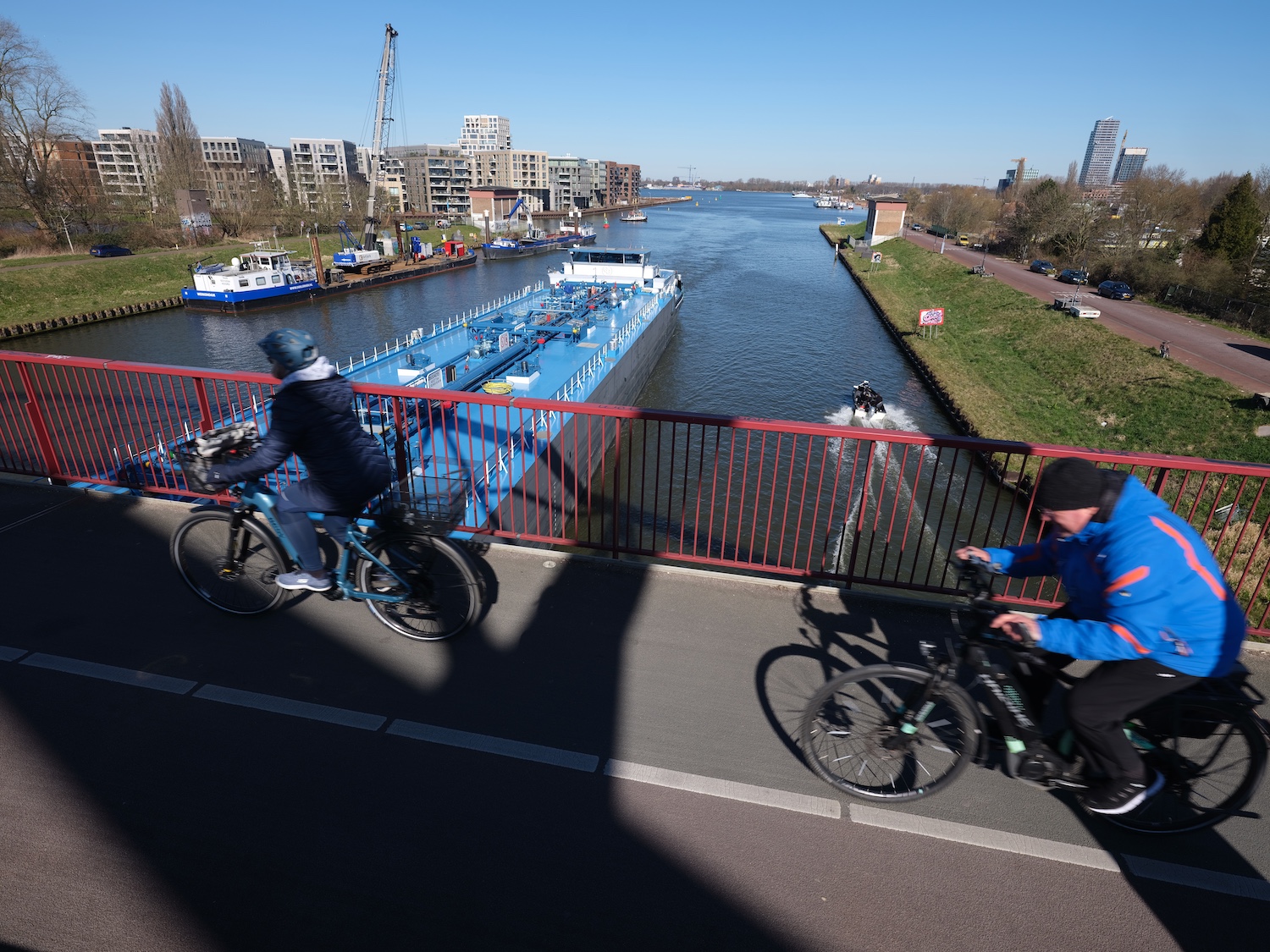 Ondanks toenemende aantallen fietsers: Toch geen fietsbrug naast de Amsterdamsebrug