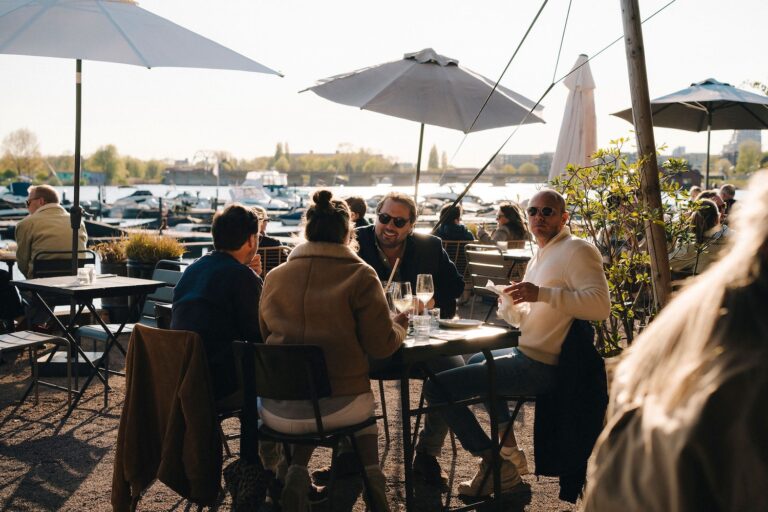 Pop-up van BAUT geopend aan het water op Zeeburgereiland