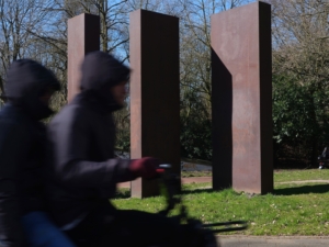 Kunst is gevaarlijk, daarom blijft het beter staan