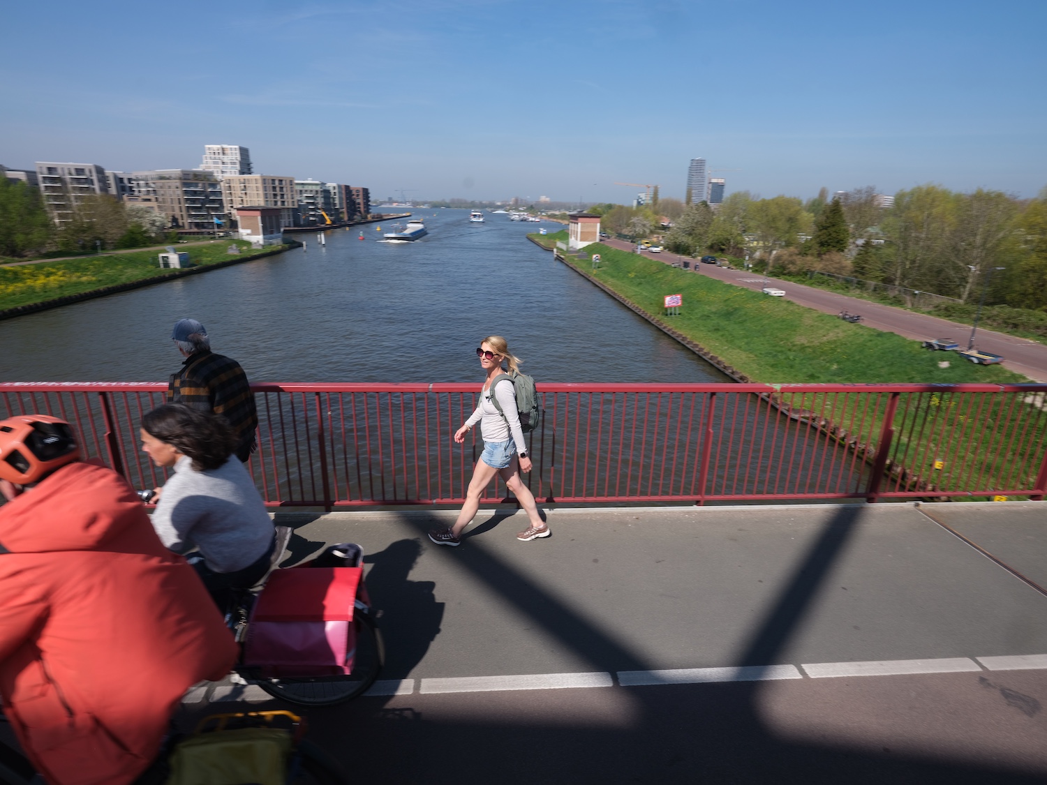 Zorgen over verkeersveiligheid: Oost lobbyt bij gemeenteraad voor fietspad naast Amsterdamsebrug