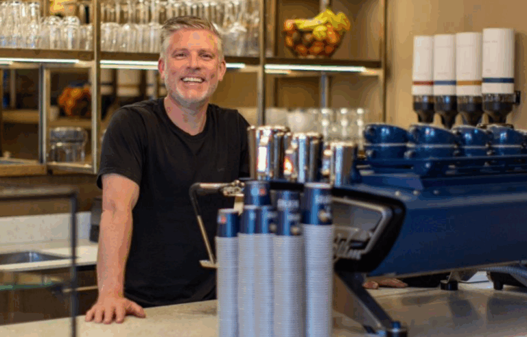 Na tegenslag: Koffiebar Bertus geopend aan het Alexanderplein