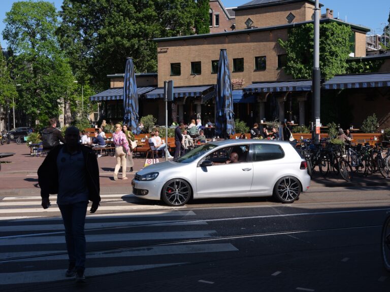 Jonge Amsterdammers in actie tegen gentrificatie Amsterdam-Oost