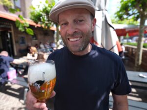 ‘De dorpskroeg is nog steeds hetzelfde, vaste gast Piet zit er ook nog steeds’