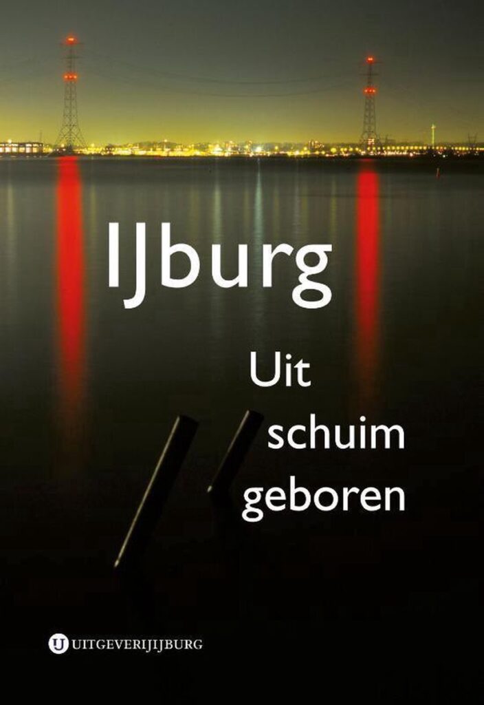 Boekcover IJburg uit schuim geboren met water in de voorgrond en de skyline van IJburg in de achtergrond, 2 grote hoogspanningsmasten met rode lichtjes die weerspiegelen in het water. 