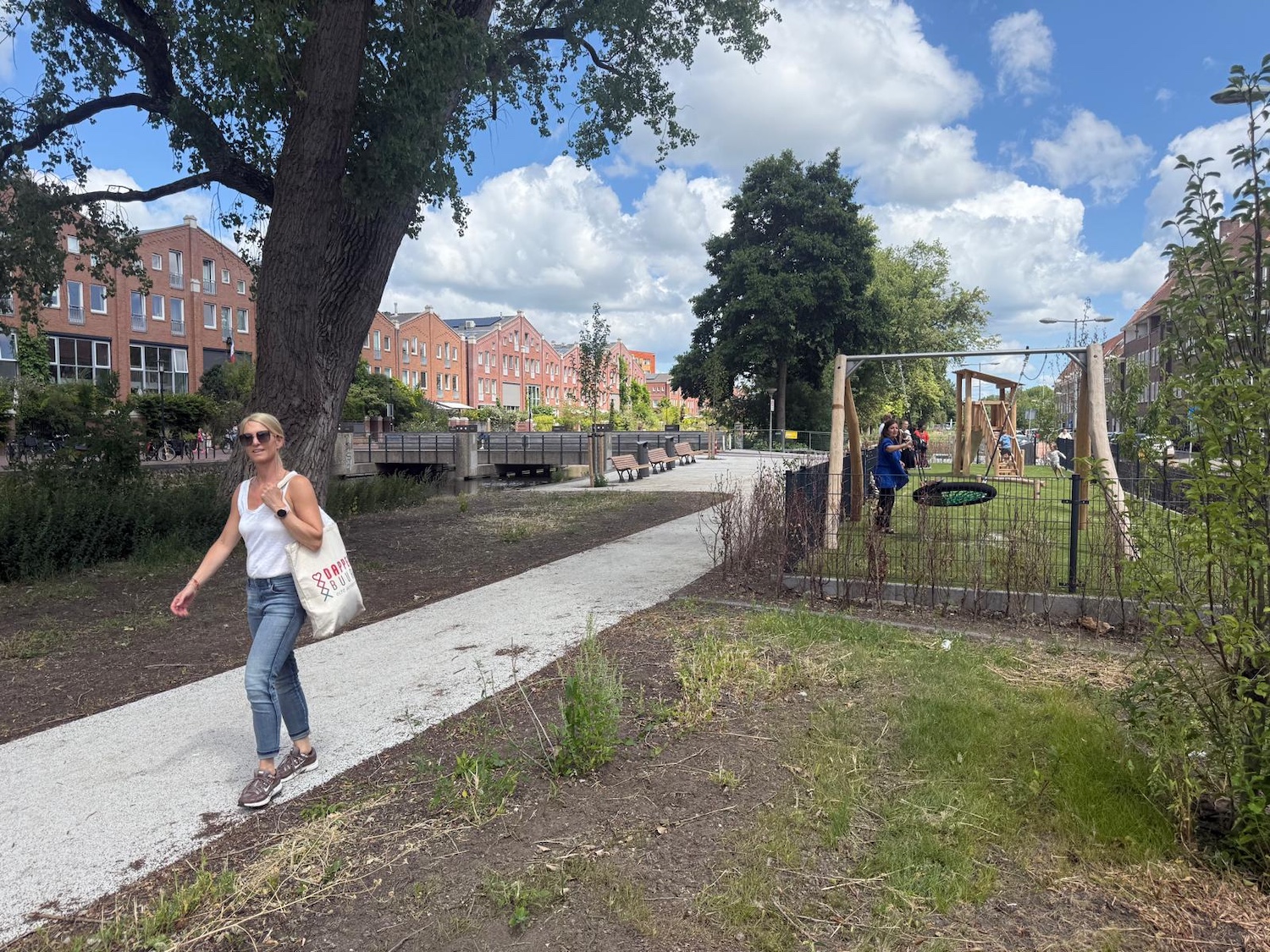 Project Linnaeuskade afgerond: verhoogde dijk, fietsstraat, wandelpad en bomen