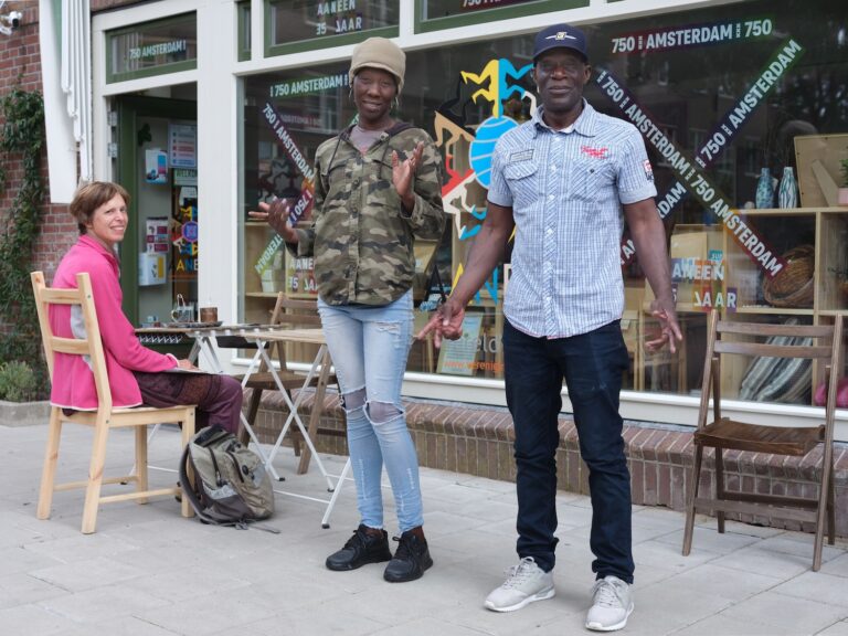 Hoe AANEEN mensen verbindt – van keukentafel tot fairtradewinkel: ‘Ik voel mij de buurttante van het Makassarplein’