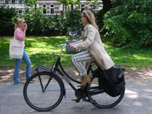 ‘Geld moet uit de zon worden geklopt’ (een zomerverhaal)