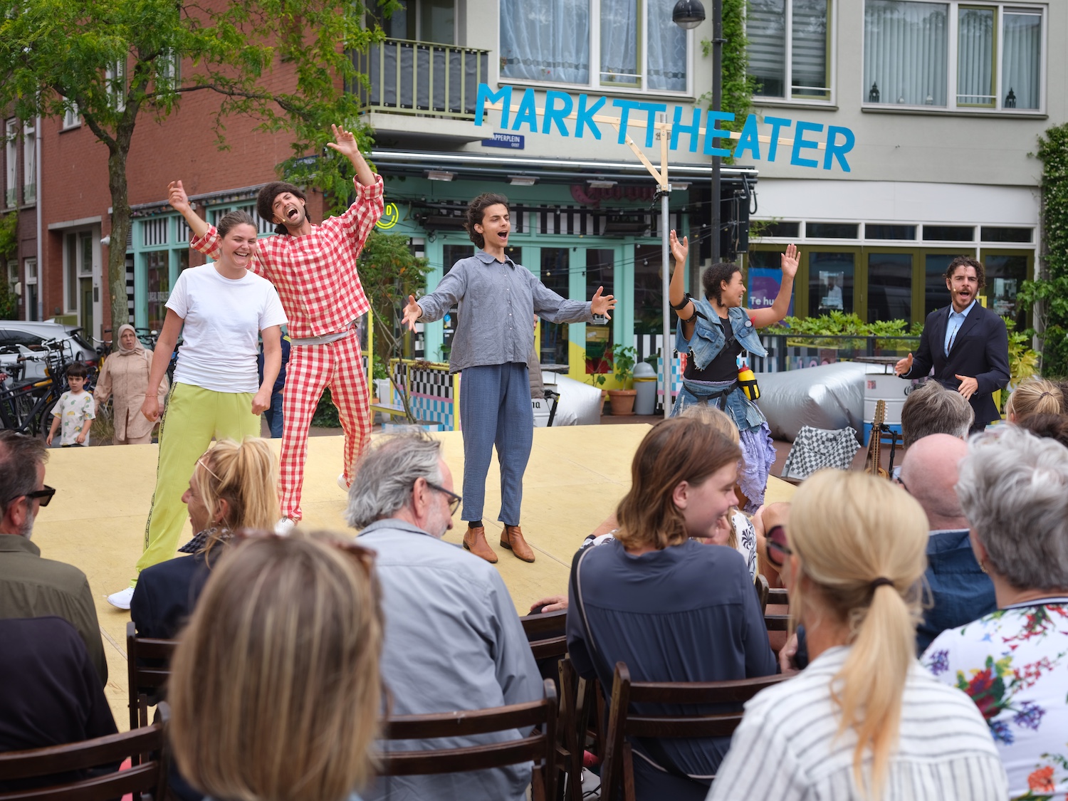 Het Markttheater brengt humor op de Dappermarkt. ‘Marktlui vonden ons maar vreemd’