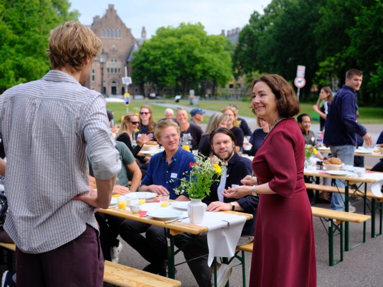 ‘Z!-krant maakt daklozen zichtbaar’: burgemeester opent jubileumontbijt in het Oosterpark