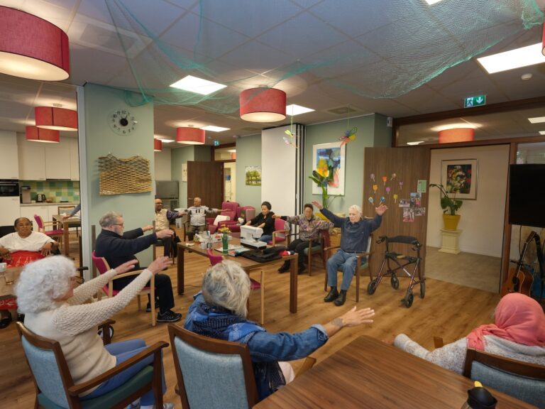 In Dagcentrum Kramat weet iedereen Als Hans (96) er is, gaan we gymmen