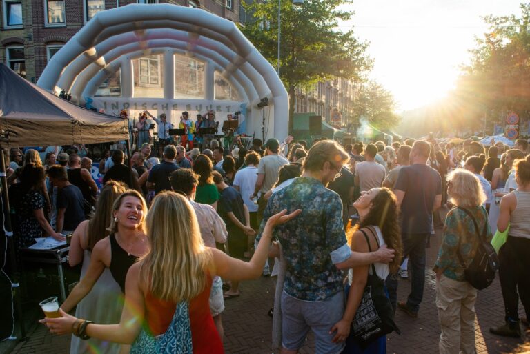 Markten, muziek en straatvoetballen op het Indische Buurt Festival zaterdag 6 september