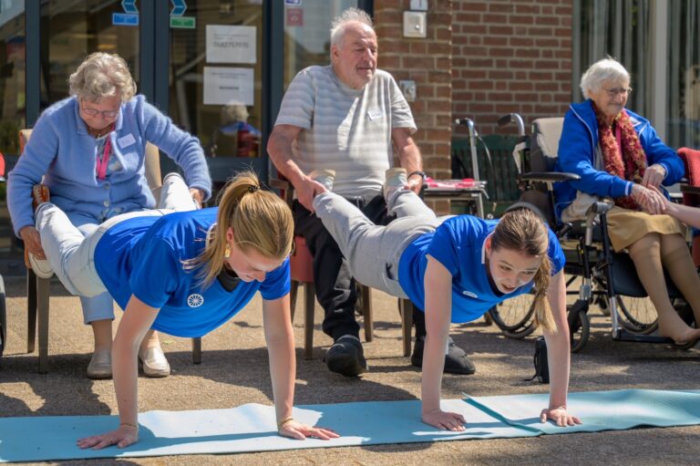 Sociale Sportschool in Oost: oud en jong bootcampen samen in het Oosterpark