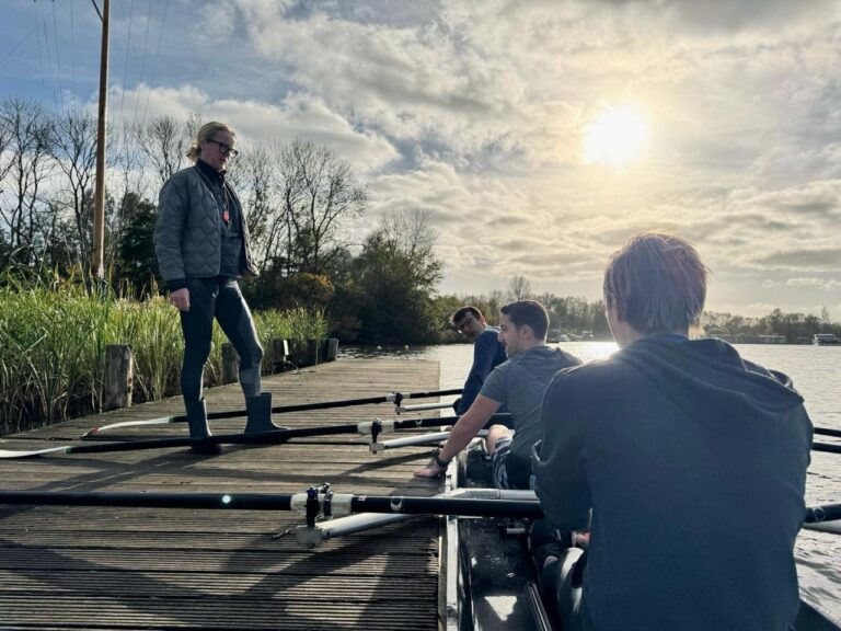 Roeien bij De Hoop: sport, ontspanning en gezelligheid op de Amstel