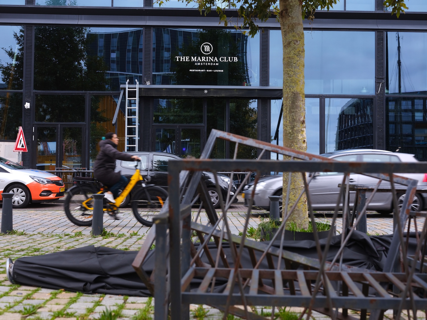 Vermoeden van illegale werknemers, Denk-kandidaat stapte op als eigenaar restaurant IJburg