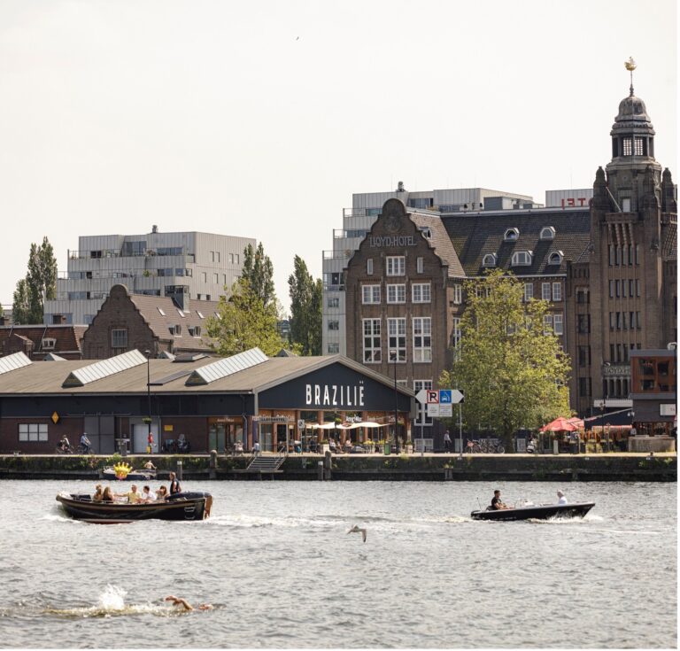 Winkelcentrum Brazilië in het Oostelijk Havengebied steeds meer in trek bij Amsterdammers