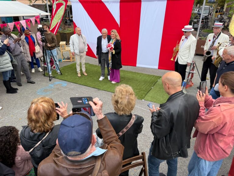 Feest op de Dappermarkt, op de foto met Sjaak Swart