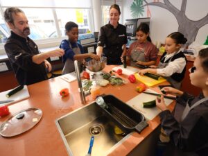 Een warme lunch op basisschool De Dapper, en de kinderen koken mee