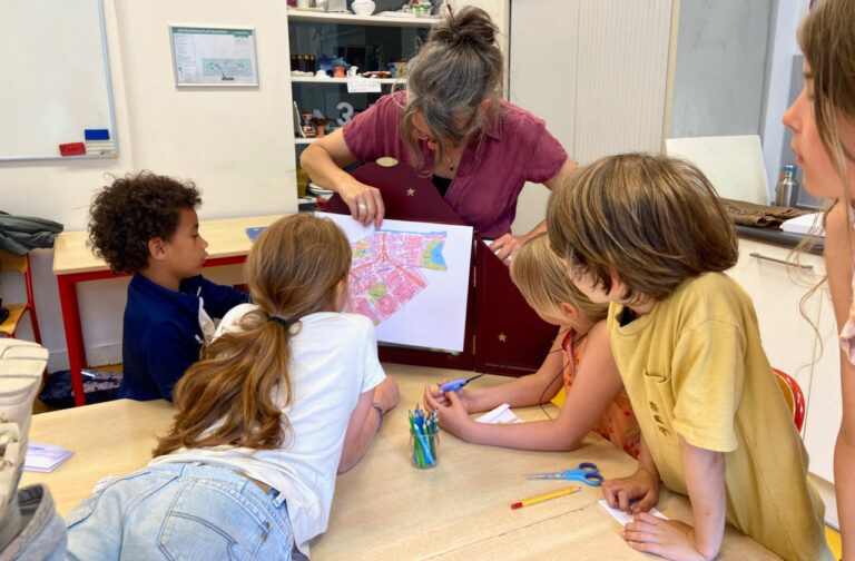 Expositie ‘Buurtverhalen’: Buurtkinderen exposeren samen met lokale kunstenaars in OBA Javaplein