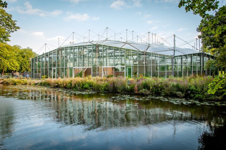 Amsterdammers mogen in december gratis iemand meenemen naar de Hortus