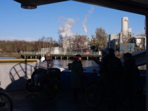 Heksensoep aan het IJ: Chemische bedrijven trekken zich niets aan van bewoners