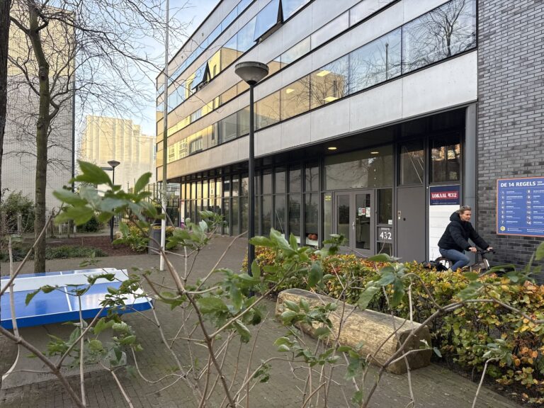 Buurthub geopend in voormalige Olympus op IJburg, werkplekken voor buurtinitiatieven en kunstenaars