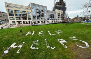 Kunst van afgedankte spullen in het Bella Vistapark in Amstelkwartier