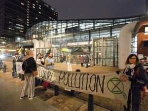 Demonstratie XR tegen vervuilende cruisevaart op het IJ bij PTA. ‘Er zijn schepen met een kartbaan’