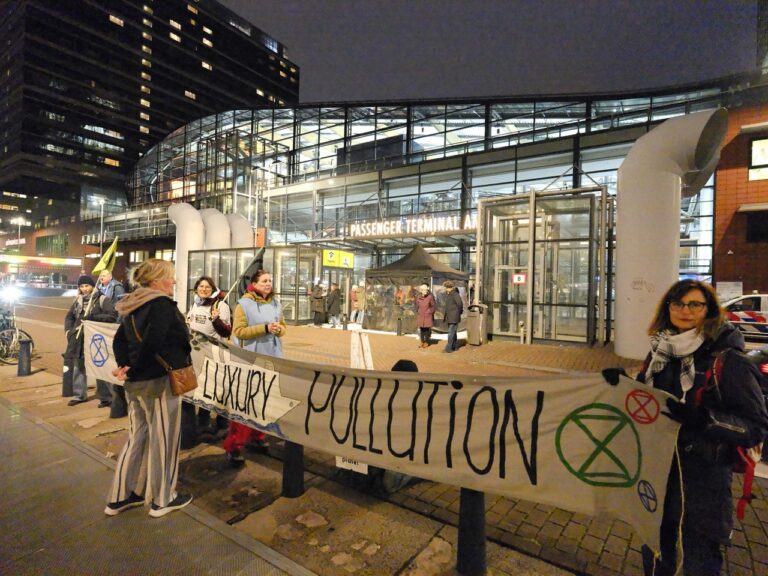 Demonstratie XR tegen vervuilende cruisevaart op het IJ bij PTA. ‘Er zijn schepen met een kartbaan’