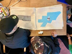 In de Indische Buurt: Een tentoonstelling over buurtleven zonder thuis