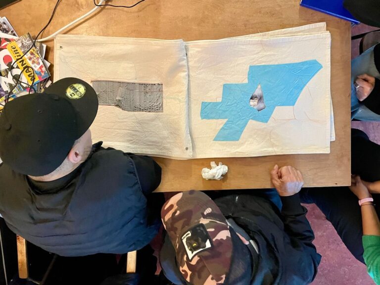 In de Indische Buurt: Een tentoonstelling over buurtleven zonder thuis