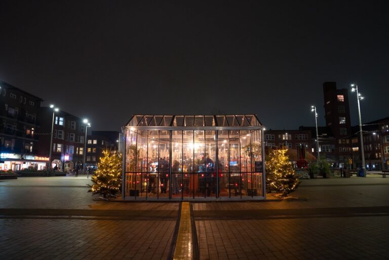 Een kas op het Dapperplein om te rouwen en vieren